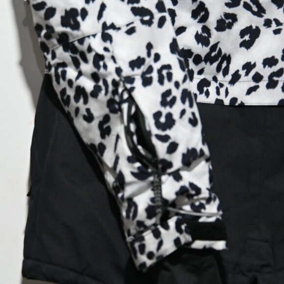 Winter jacket by Ripzone Size Med adjustable sleeve with pockets and hood - Picture 7 of 7